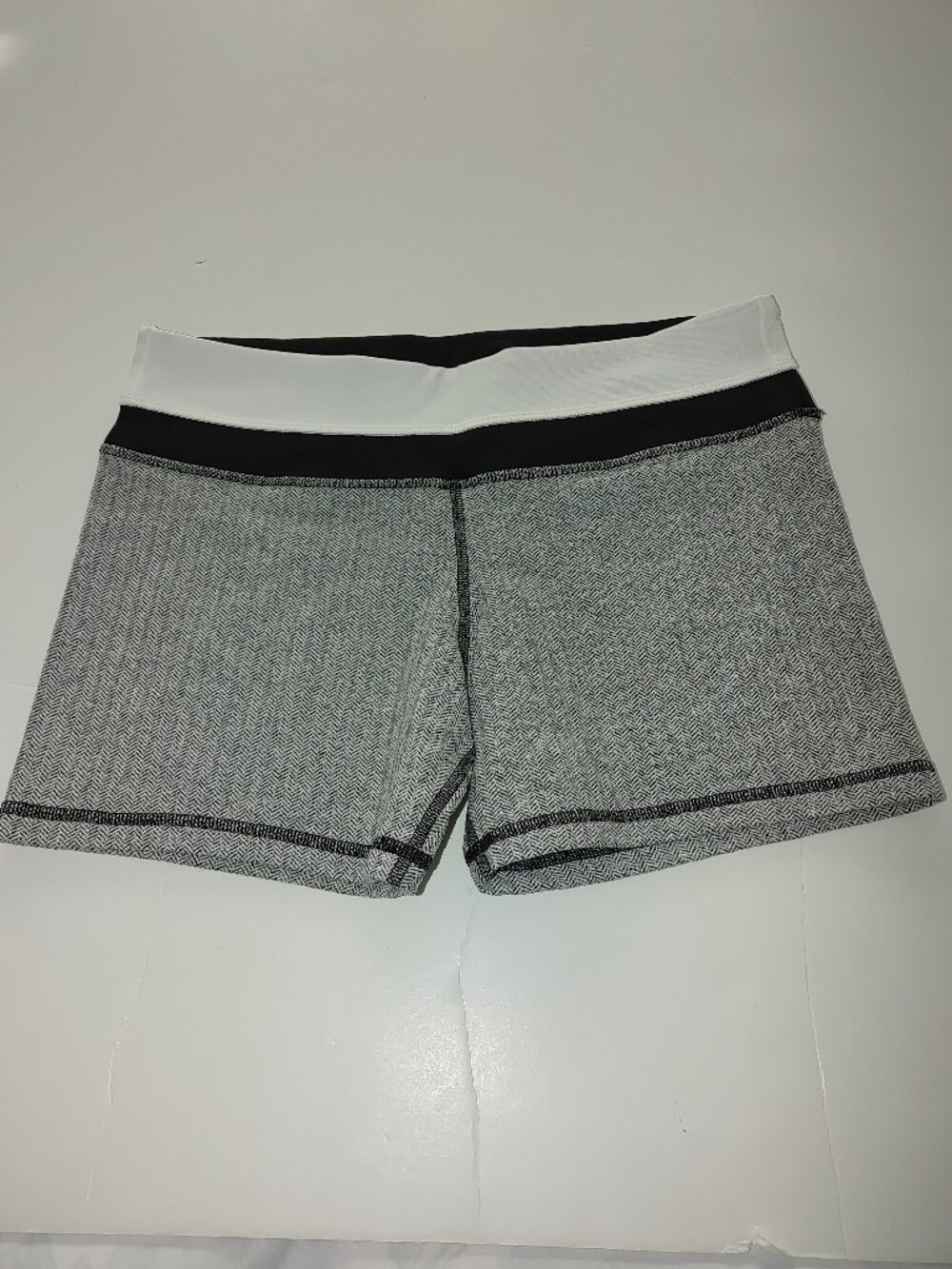 LULULEMON Woman's High Rise Byscle Shorts Size 10 NWOT